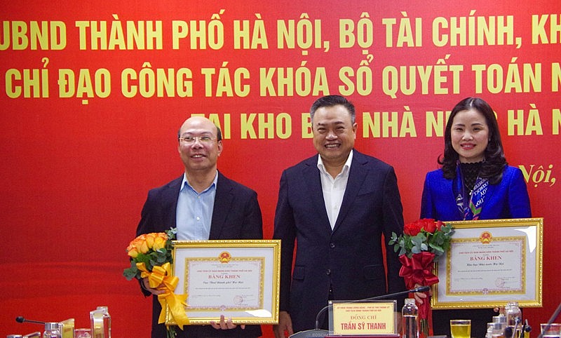 Chủ tịch UBND thành phố Hà Nội Trần Sỹ Thanh tặng Bằng khen của UBND thành phố Hà Nội cho các đơn vị.