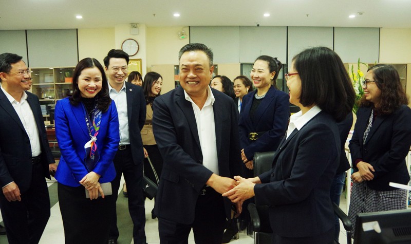Chủ tịch UBND thành phố Hà Nội Trần Sỹ Thanh động viên quyết toán tại Kho bạc Nhà nước thành phố Hà Nội.