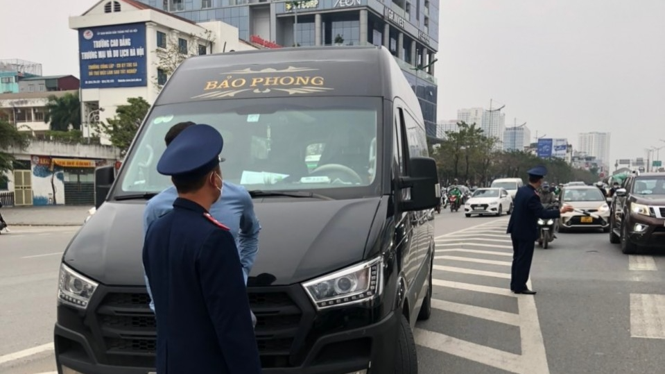 Lực lượng chức năng phát hiện phương tiện vận tải hành khách của nhà xe Bảo Phong có nhiều dấu hiệu vi phạm