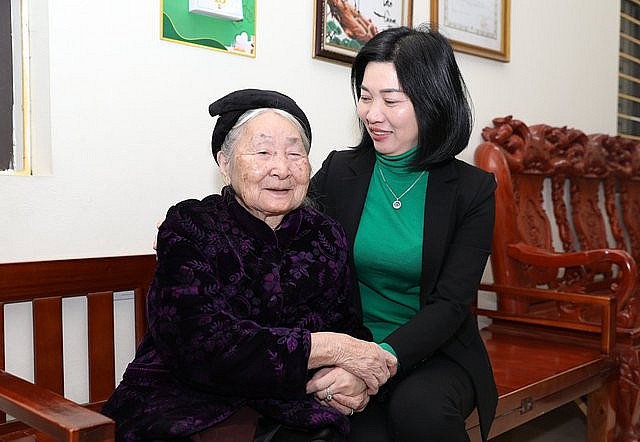 Phó Chủ tịch Thường trực HĐND Thành phố Phùng Thị Hồng Hà đã đến thăm, chúc tết Mẹ Việt Nam Anh hùng Nguyễn Thị Cứu