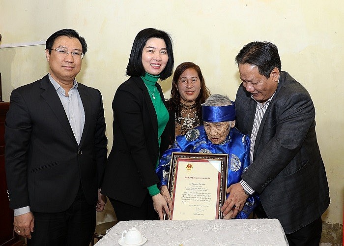Phó Chủ tịch Thường trực HĐND thành phố ​​​​​Phùng Thị Hồng Hà tặng quà bà Nguyễn Thị Xếp