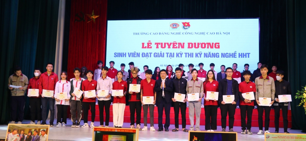 Tuyên dương và khen thưởng cho các sinh viên đạt giải tại kỳ thi Kỹ năng nghề cấp trường năm 2022.