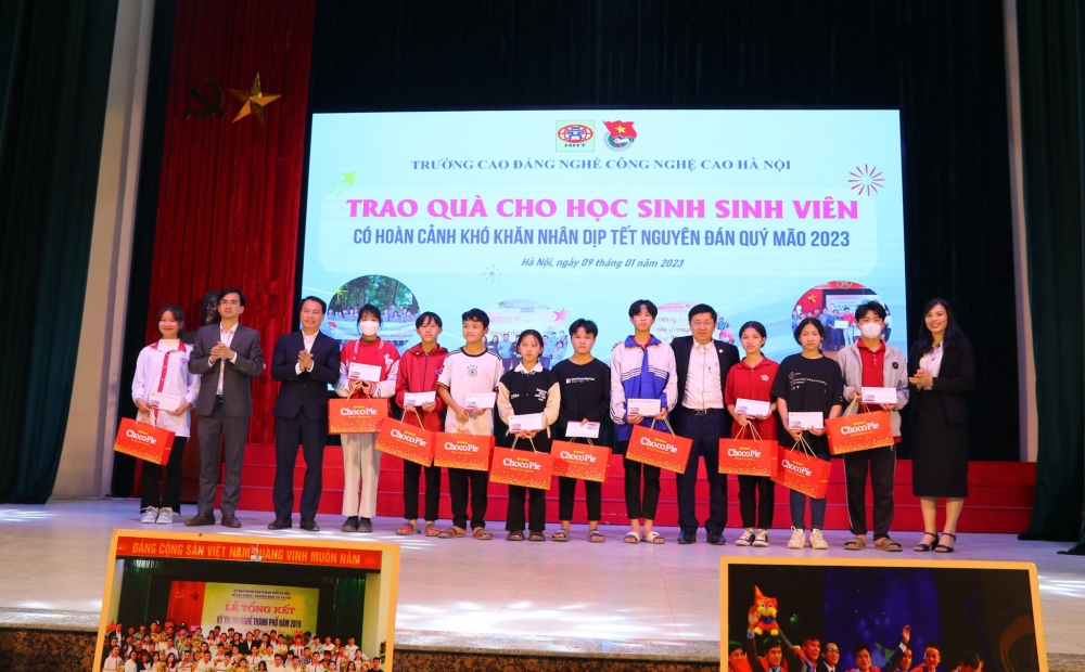 Tặng gần 100 suất quà cho các em học sinh, sinh viên có hoàn cảnh khó khăn về quê ăn tết Quý Mão năm 2023.