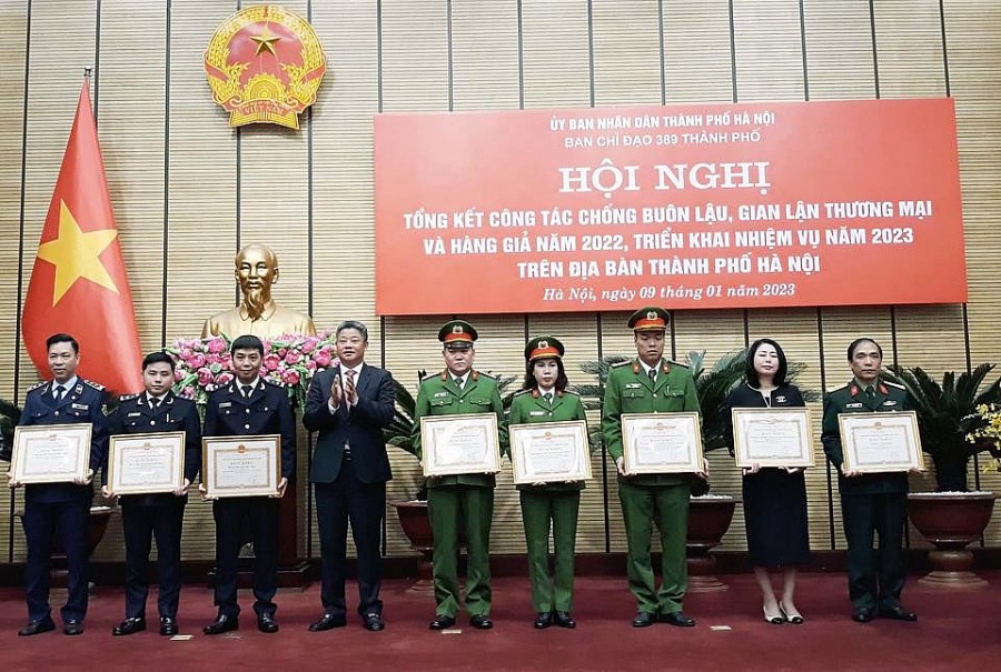 Phó Chủ tịch UBND TP Hà Nội Nguyễn Mạnh Quyền trao bằng khen của UBND TP Hà Nội cho các đơn vị có thành tích xuất sắc trong công tác chống hàng lậu năm 2022