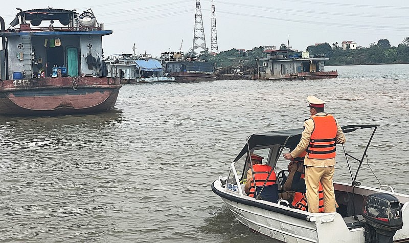 Lực lượng Cảnh sát giao thông đường thủy (Công an thành phố Hà Nội) tuần tra trên sông Hồng, đoạn qua huyện Thường Tín