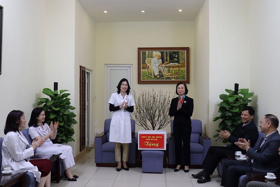 Phó Trưởng đoàn chuyên trách Đoàn đại biểu Quốc hội thành phố Hà Nội Phạm Thị Thanh Mai thăm hỏi, tặng quà Bệnh viện Đa khoa Đống Đa