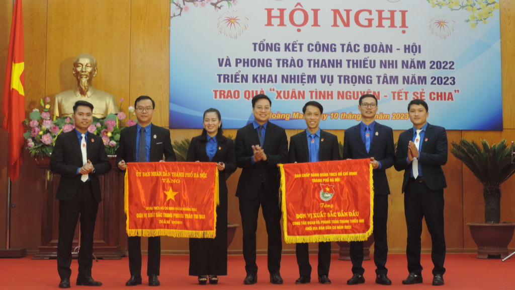 Quận đoàn Hoàng Mai đón nhận Cờ thi đua xuất sắc của UBND thành phố và Cờ thi đua xuất sắc dẫn đầu do Thành đoàn Hà Nội trao tặng