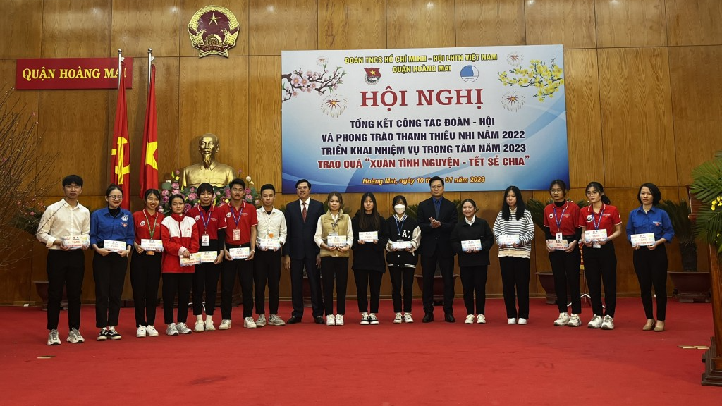 Quận đoàn Hoàng Mai hai năm liên tiếp nhận Cờ thi đua xuất sắc của UBND thành phố Hà Nội