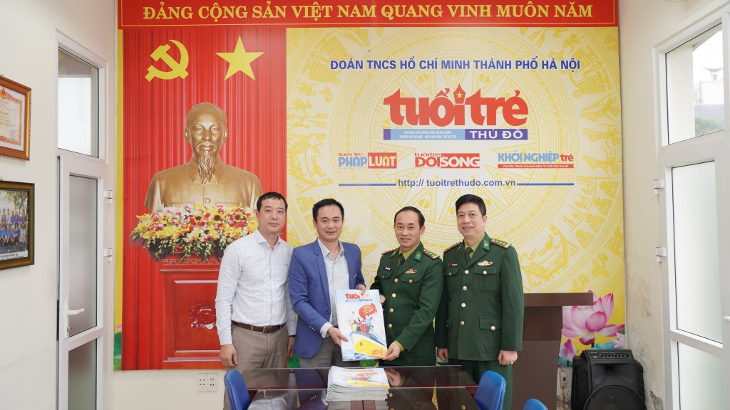 Đại diện Báo Tuổi trẻ Thủ đô tặng báo Xuân Quý Mão tới các đơn vị Bộ đội Biên phòng