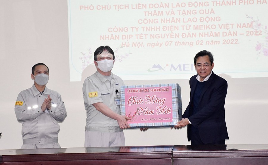 Ông Nguyễn Chính Hữu, Phó Chủ tịch Liên đoàn Lao động thành phố Hà Nội trao quà hỗ trợ doanh nghiệp dịp Tết Nguyên đán Nhâm Dần 2022