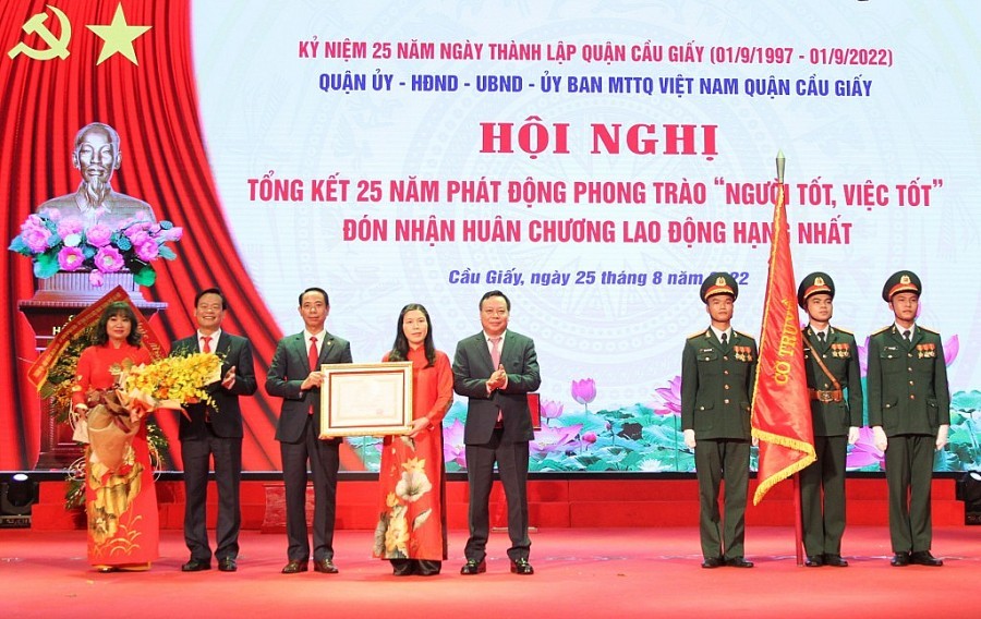 Quận Cầu Giấy vinh dự đón nhận Huân chương Lao động hạng Nhất lần thứ 2 nhân dịp kỷ niệm 25 năm thành lập quận