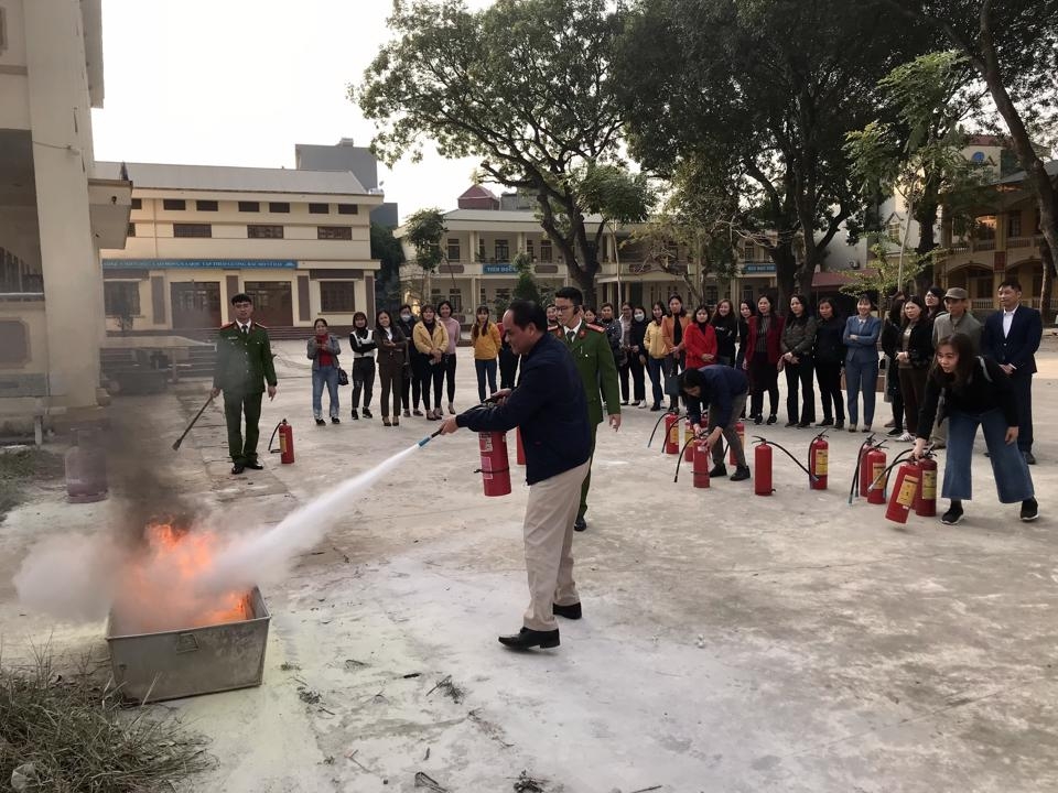 Công an huyện Thường Tín kiểm tra, hướng dẫn, tuyên truyền hộ kinh doanh về việc chấp hành các quy định an toàn PCCC.