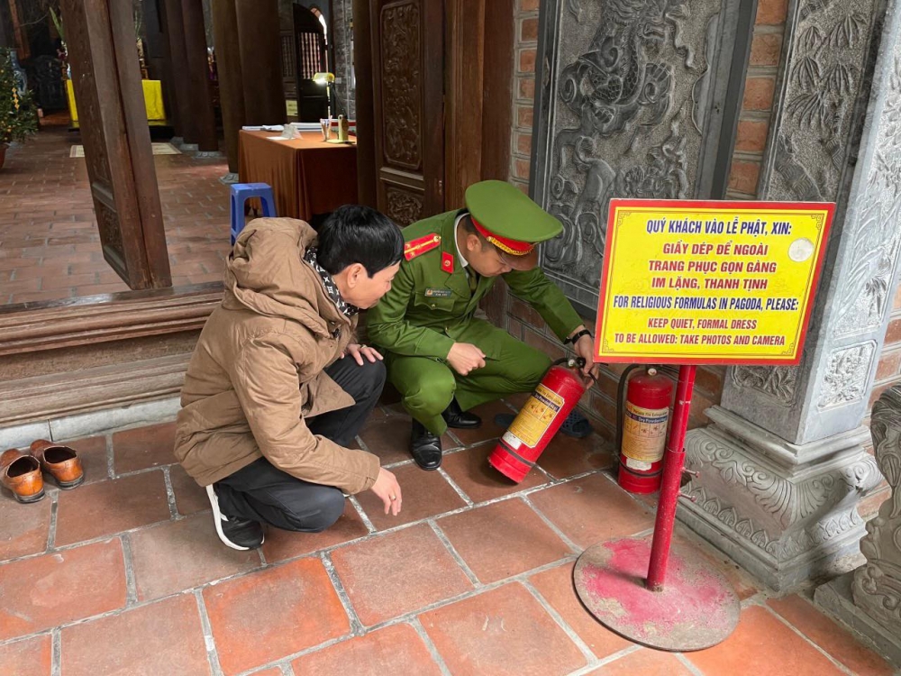Công an quận Hoàn Kiếm kiểm tra phương tiện chữa cháy tại nơi thờ tự