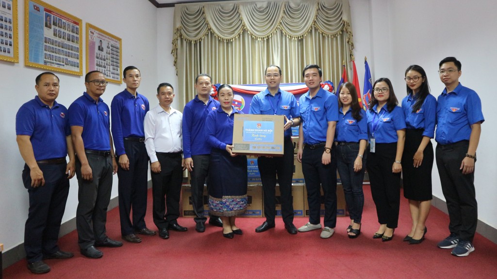 Thành đoàn Hà Nội trao tặng các suất quà cho Thành đoàn Viêng Chăn