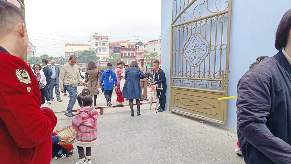 Đi lễ đền chùa đầu năm ở Lạng Sơn: Ăn xin “gác cổng”