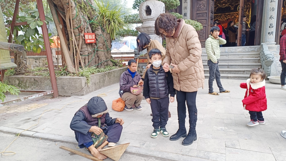 Đi lễ đền chùa đầu năm ở Lạng Sơn: Ăn xin “gác cổng”