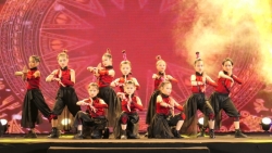 Giới trẻ “dậy sóng Tây Hồ” với các bước nhảy hiện đại