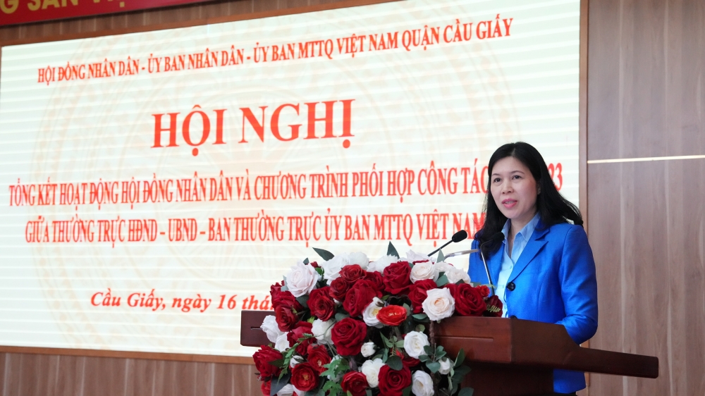 Bí thư Quận ủy Cầu Giấy Trần Thị Phương Hoa phát biểu chỉ đạo tại hội nghị