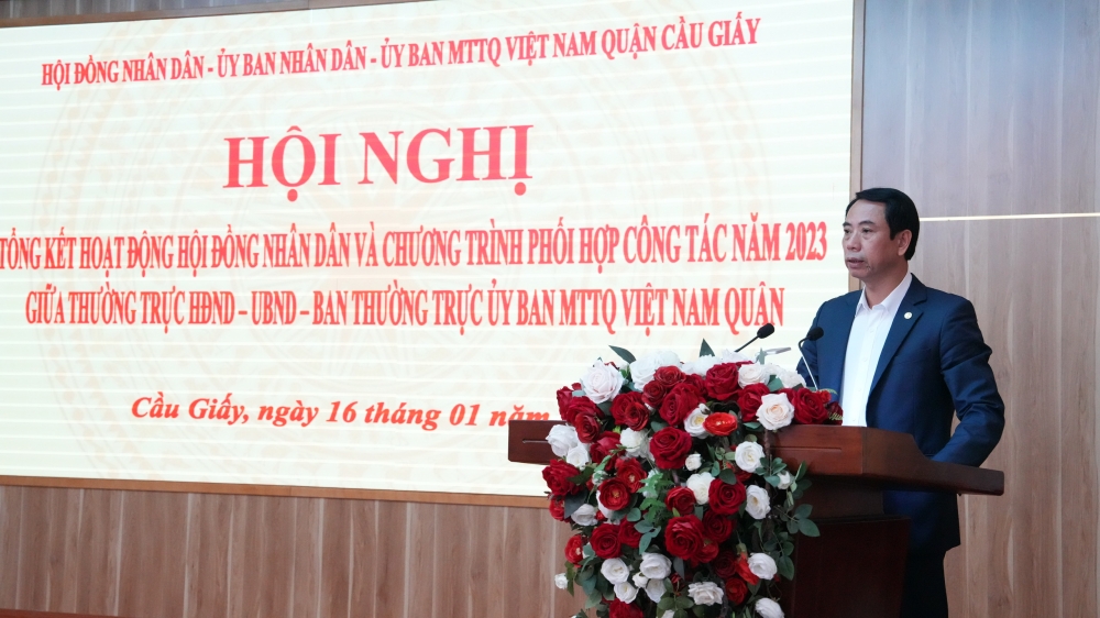 Ông Nguyễn Văn Chiến, Chủ tịch HĐND quận phát biểu tại hội nghị