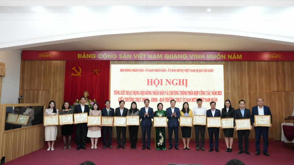 Ông Nguyễn Văn Chiến và ông Bùi Tuấn Anh trao thưởng cho các cá nhân có nhiều thành tích xuất sắc trong hoạt động của HĐND quận Cầu Giấy
