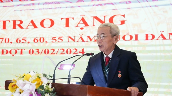đảng viên Võ Hồng Khanh phát biểu tại buổi lễ