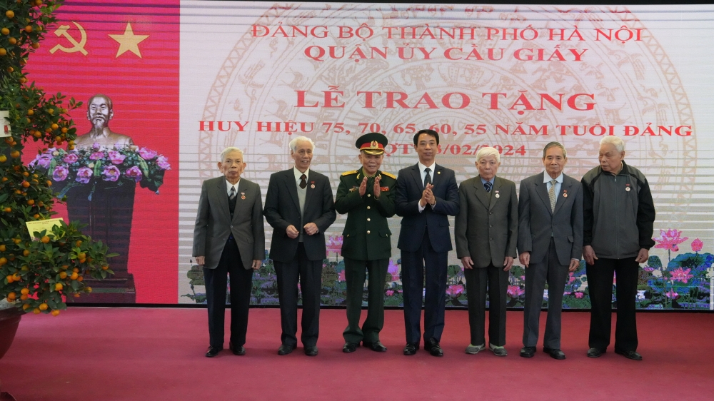 Đồng chí Nguyễn Văn Chiến, Phó Bí thư Thường trực Quận ủy, Chủ tịch HĐND quận Cầu Giấy trao tặng huy hiệu Đảng cho các đảng viên lão thành