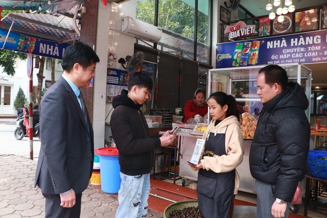 UBND phường Quảng An trực tiếp hướng dẫn thanh toán không dùng tiền mặt đối với các hộ kinh doanh tại khu vực Phủ Tây Hồ