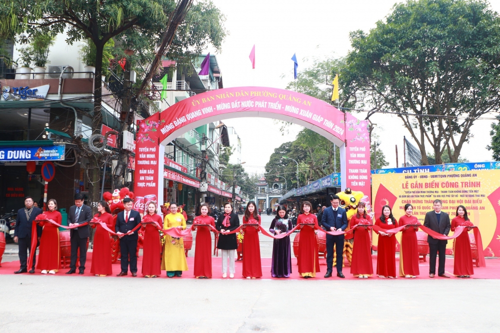 Các đại biểu quận Tây Hồ và phường Quảng An cắt băng chào mừng Lễ gắn biển công trình