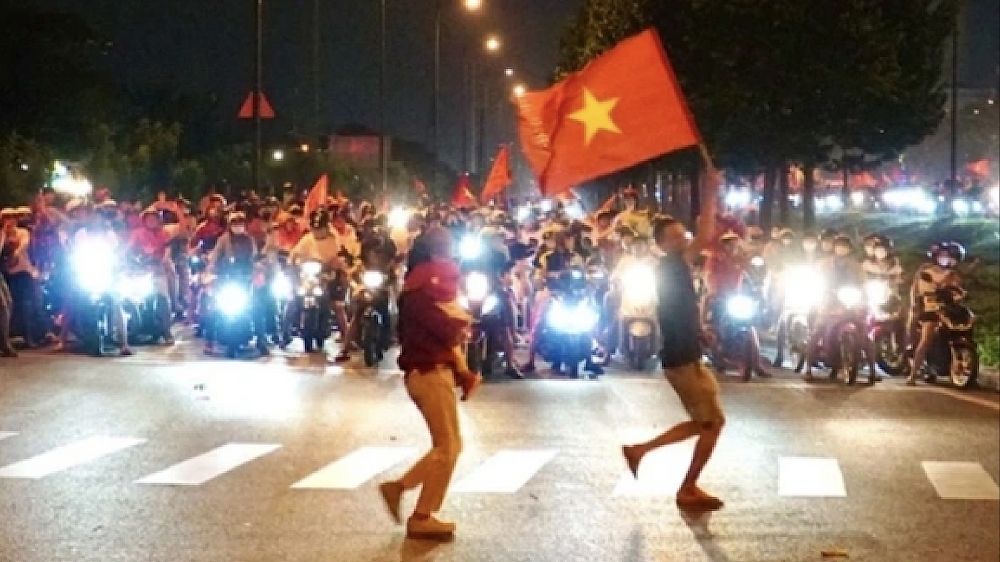 Văn hoá giao thông nhìn từ đêm "đi bão" mừng Việt Nam vô địch ASEAN Cup 2024