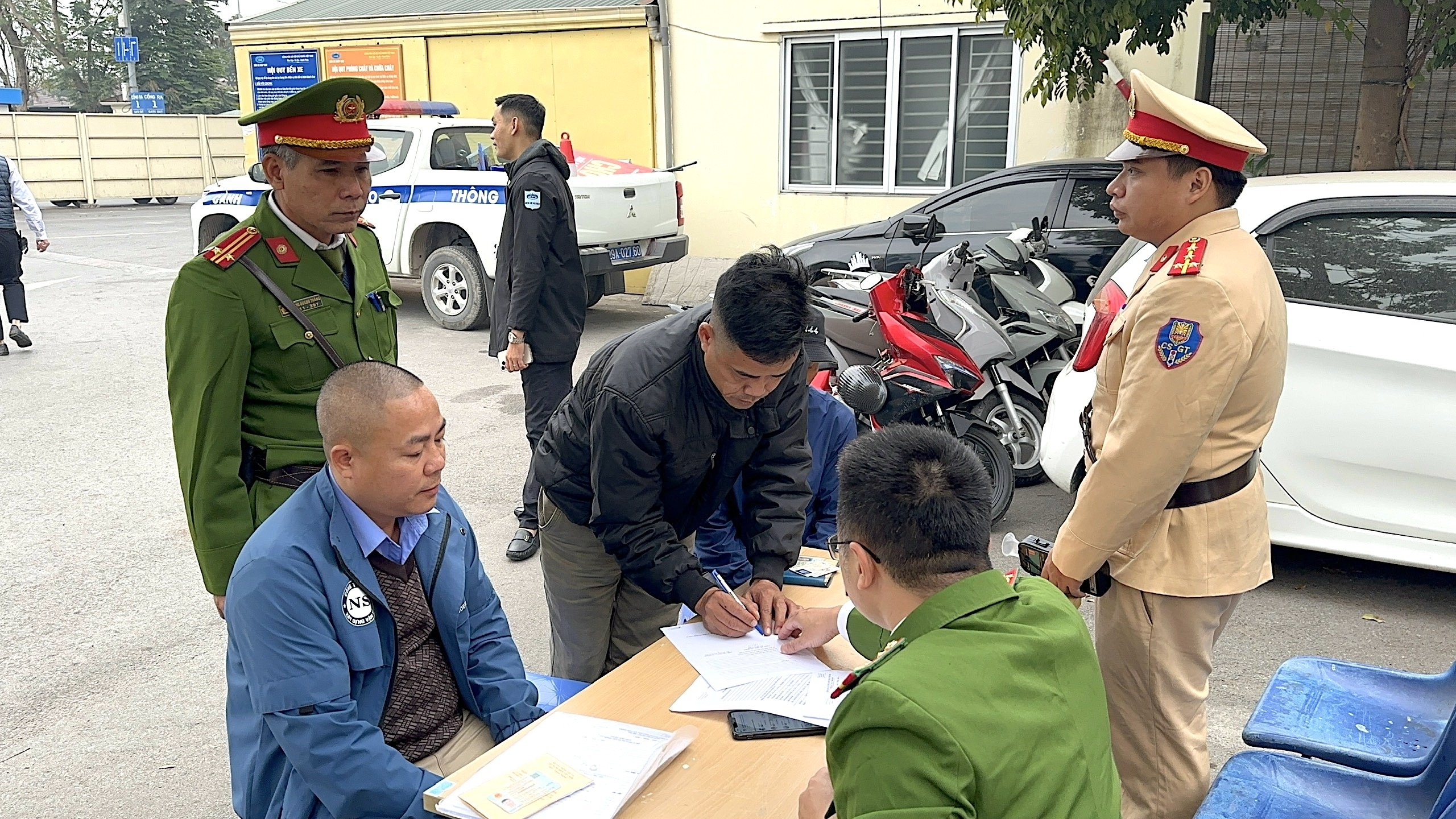 Kiểm tra nồng độ cồn, test ma tuý ngẫu nhiên 40 tài xế tại Bến xe Giáp Bát