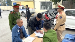 Kiểm tra nồng độ cồn, test ma tuý ngẫu nhiên 40 tài xế tại Bến xe Giáp Bát