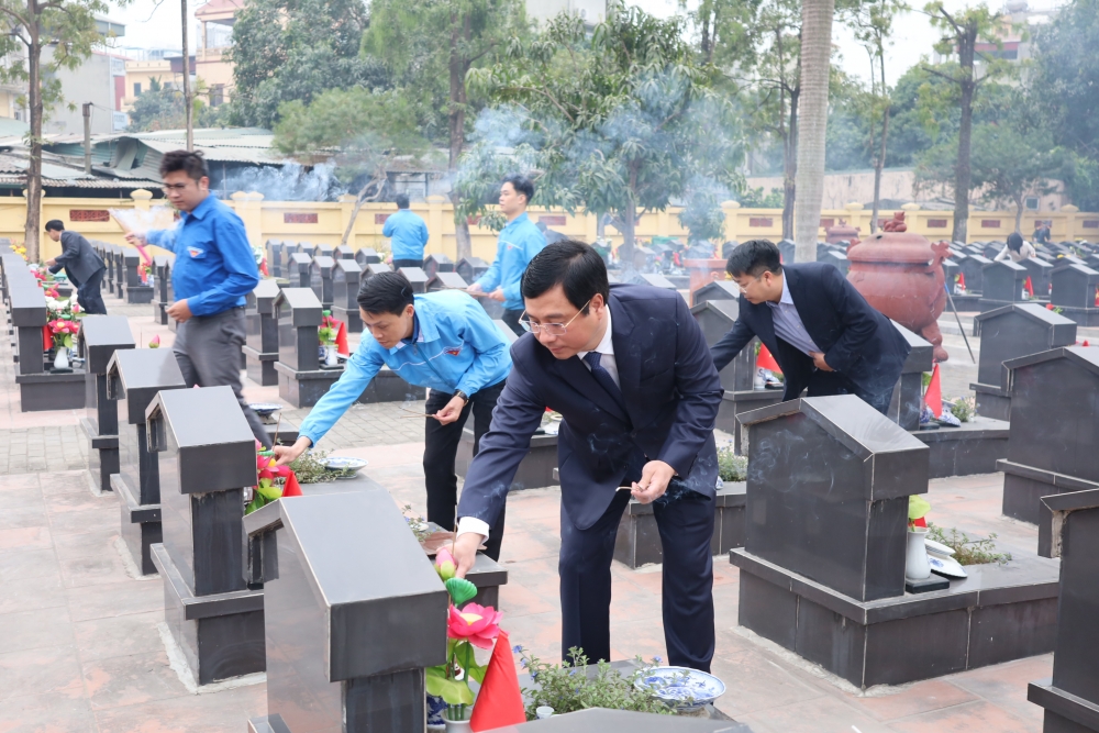 Cán bộ, lãnh đạo quận Hoàng Mai dâng hương dịp 3/2 và Tết Nguyên đán 2025