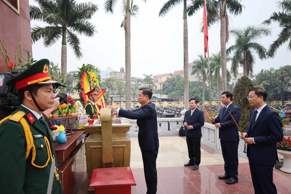 Cán bộ, lãnh đạo quận Hoàng Mai dâng hương dịp 3/2 và Tết Nguyên đán 2025