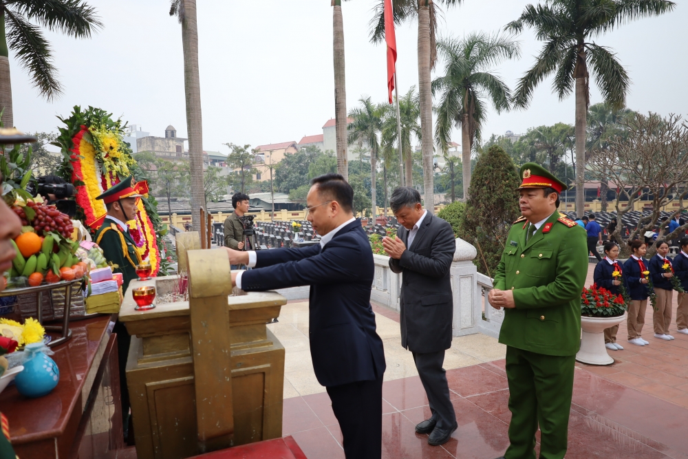 Cán bộ, lãnh đạo quận Hoàng Mai dâng hương dịp 3/2 và Tết Nguyên đán 2025