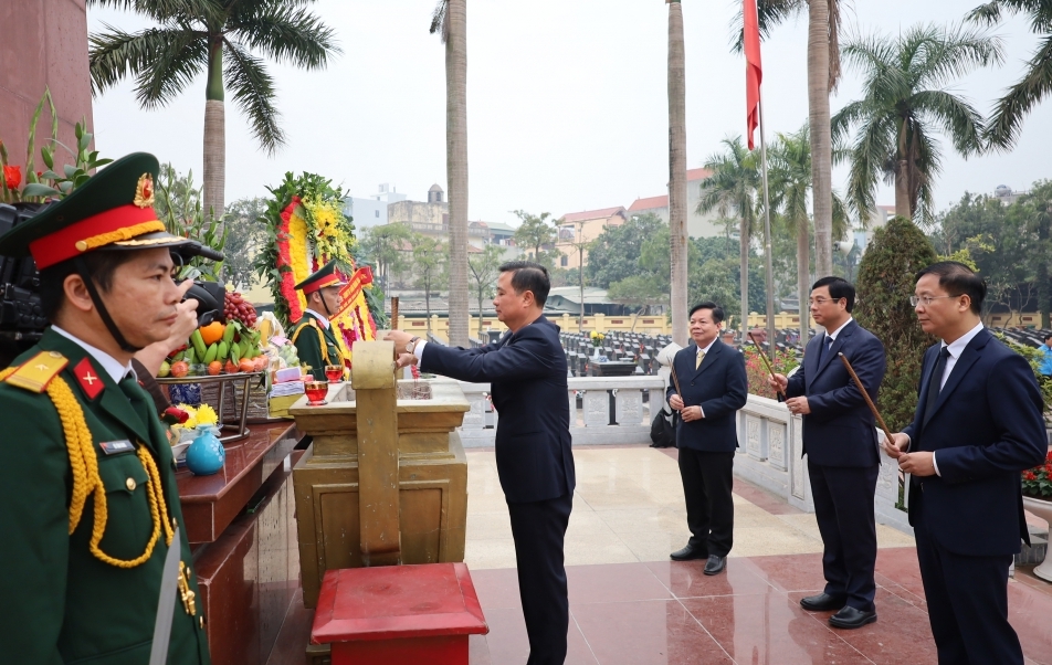 Lãnh đạo quận Hoàng Mai dâng hương dịp Tết Nguyên đán và 3/2