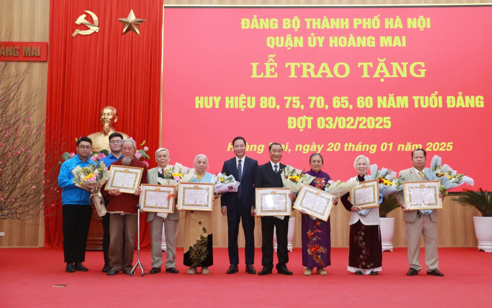 Phó Bí thư Thường trực Quận uỷ Hoàng Mai trao tặng huy hiệu Đảng cho các đảng viên