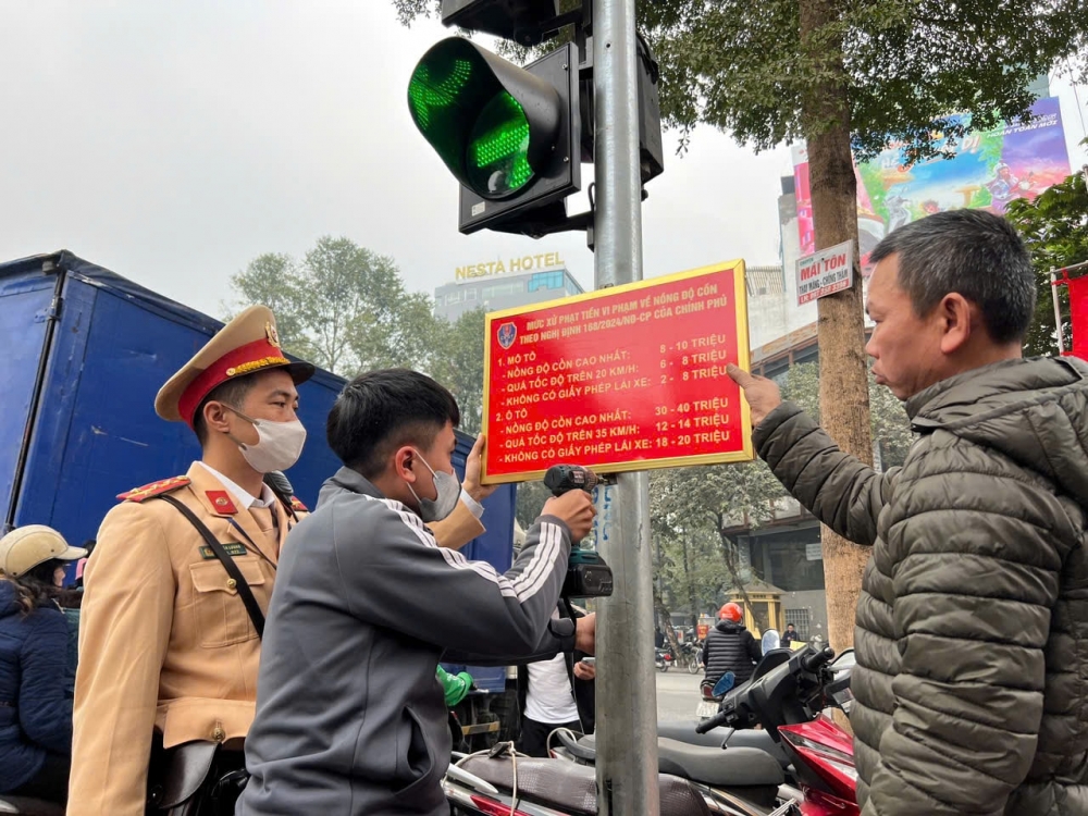 Nội dung tuyên truyền Nghị định 168 được lắp đặt tại các nút giao