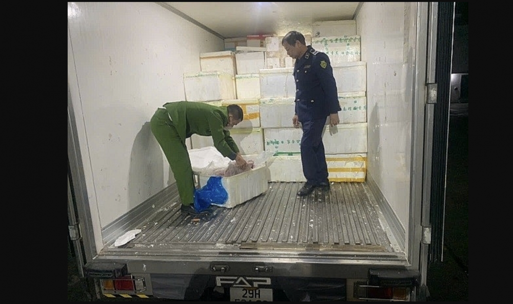 phat hien 7 tan long lon khong ro nguon goc tren xe tai tai ha noi