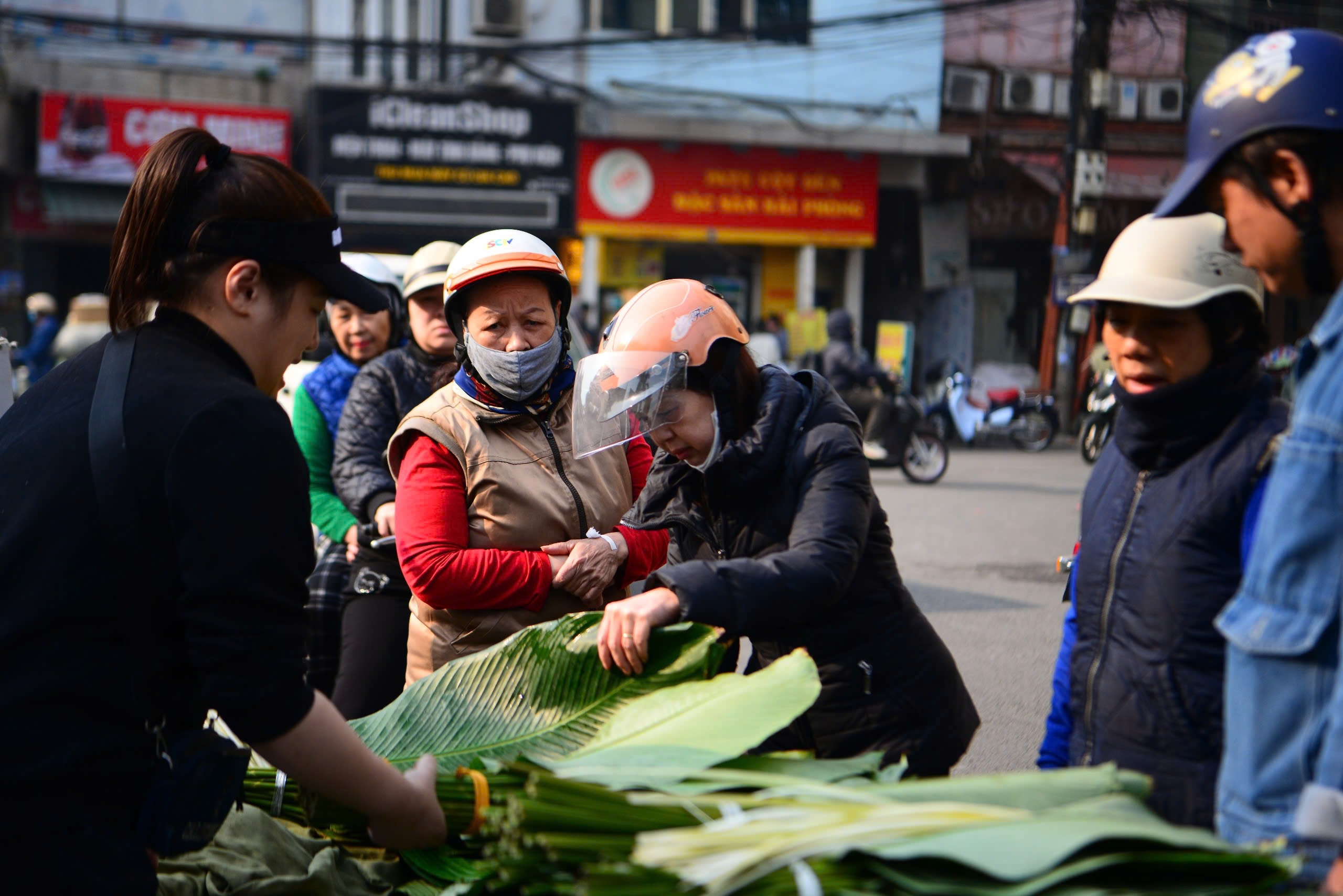 Chợ lá dong lâu đời nhất Thủ đô nhộn nhịp ngày cận Tết