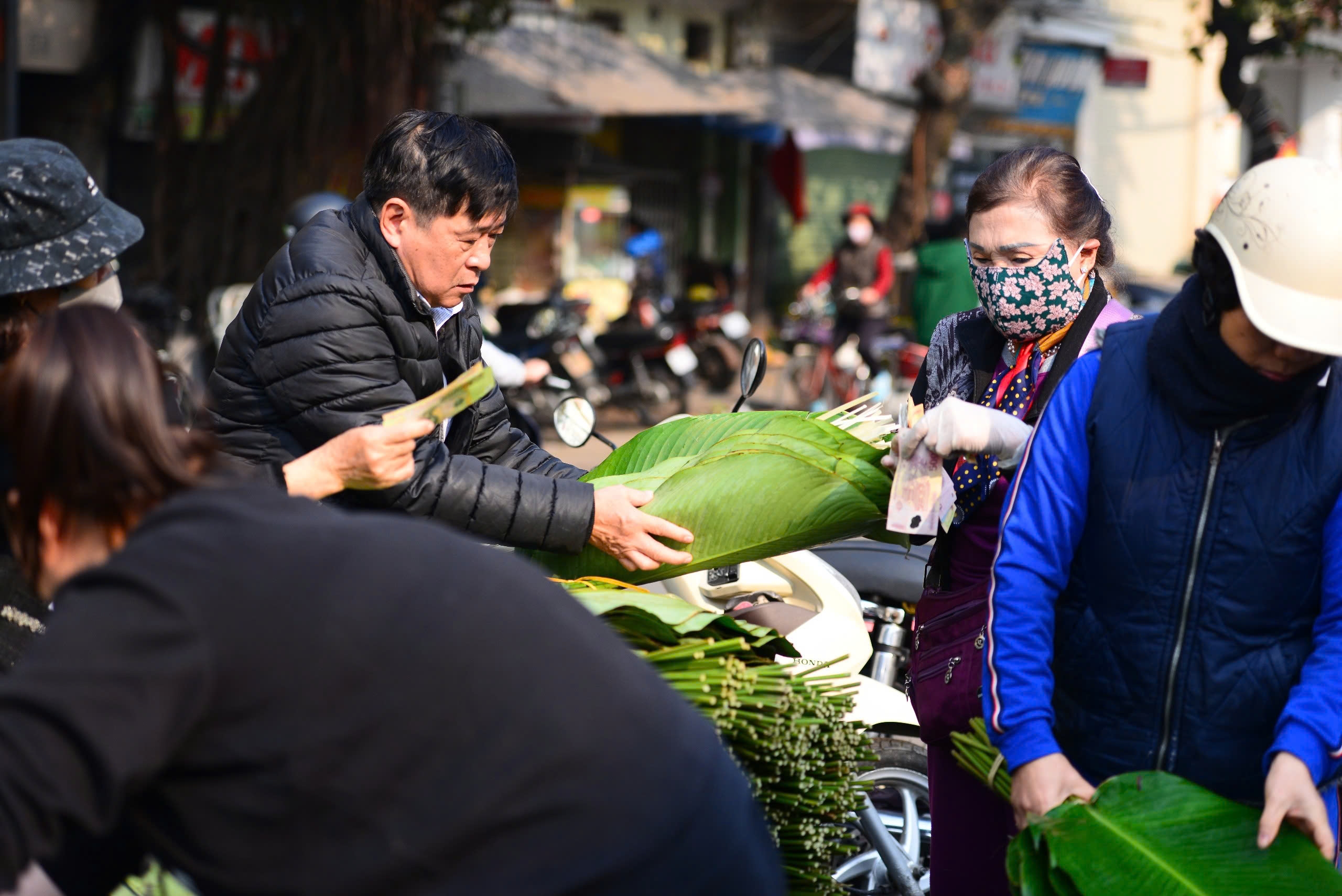 Chợ lá dong lâu đời nhất Thủ đô nhộn nhịp ngày cận Tết