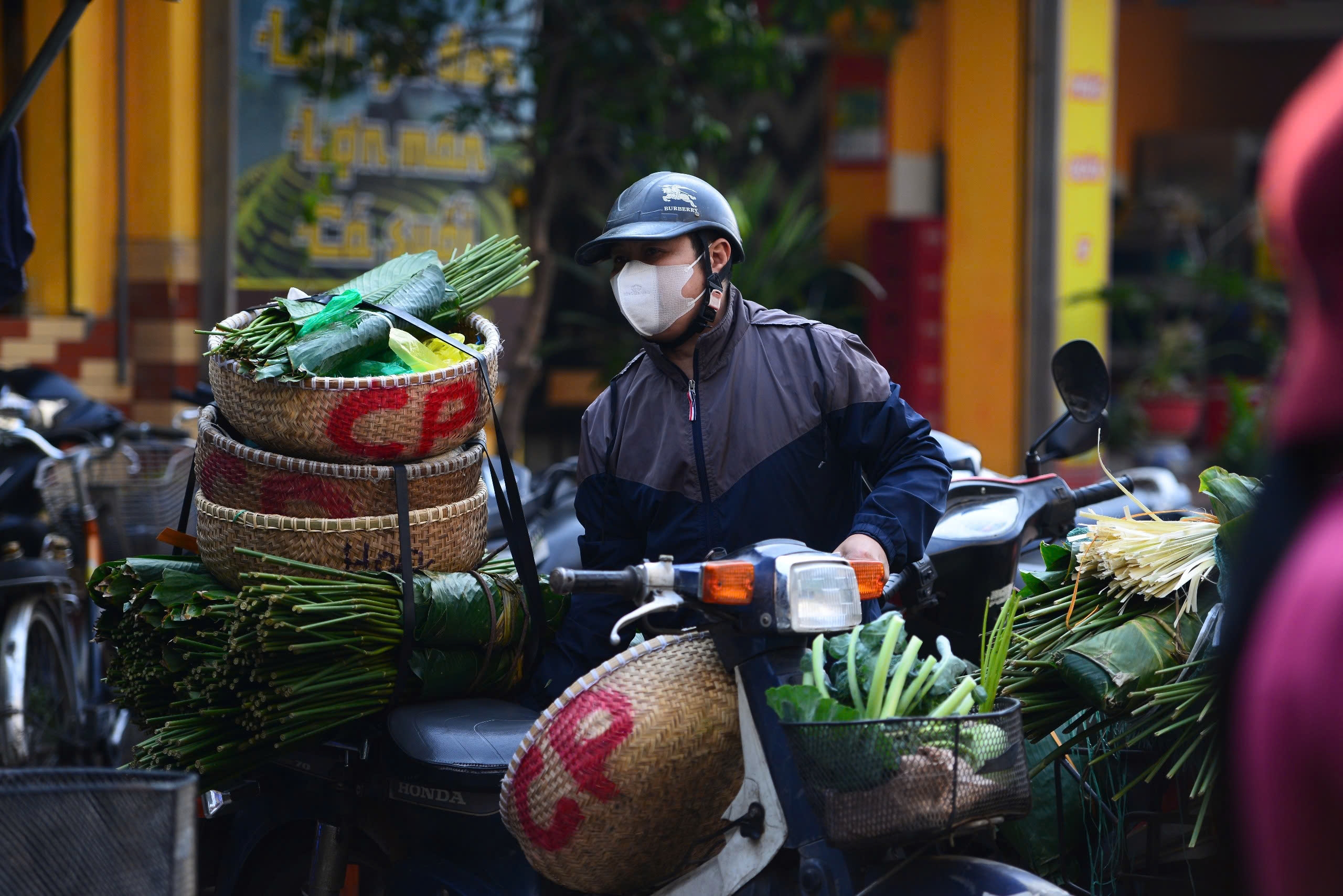 Chợ lá dong lâu đời nhất Thủ đô nhộn nhịp ngày cận Tết