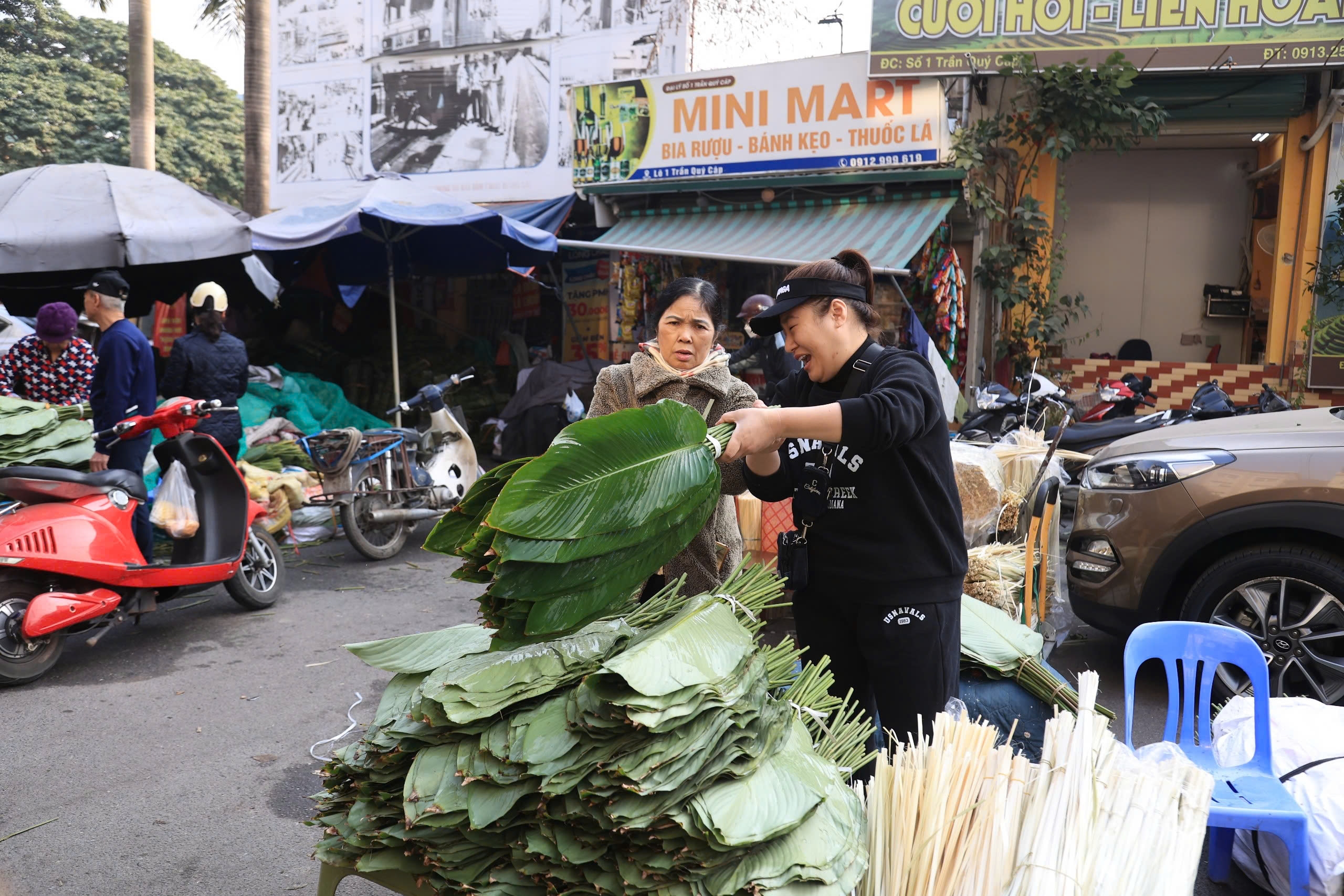 Chợ lá dong lâu đời nhất Thủ đô nhộn nhịp ngày cận Tết