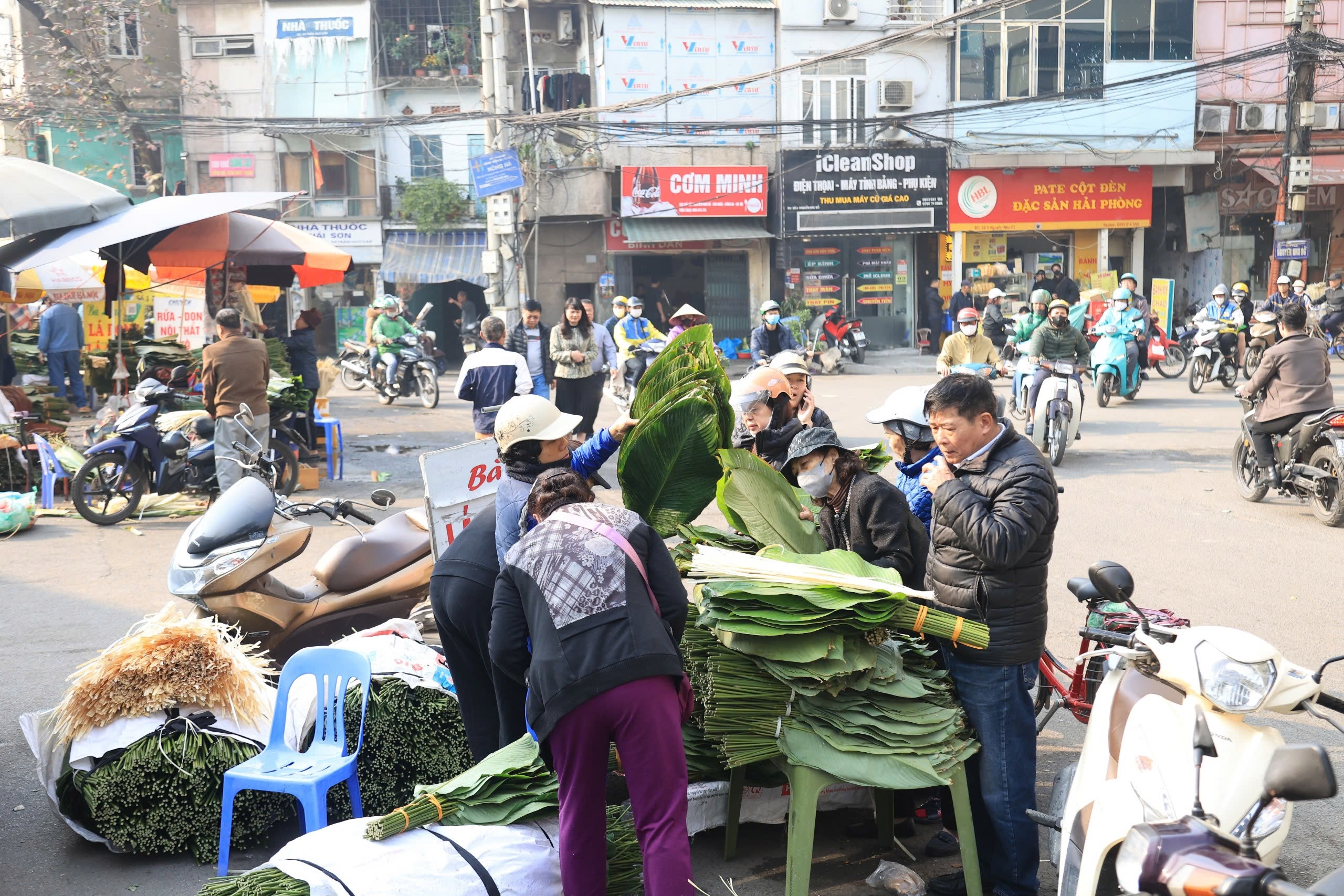 Chợ lá dong lâu đời nhất Thủ đô nhộn nhịp ngày cận Tết