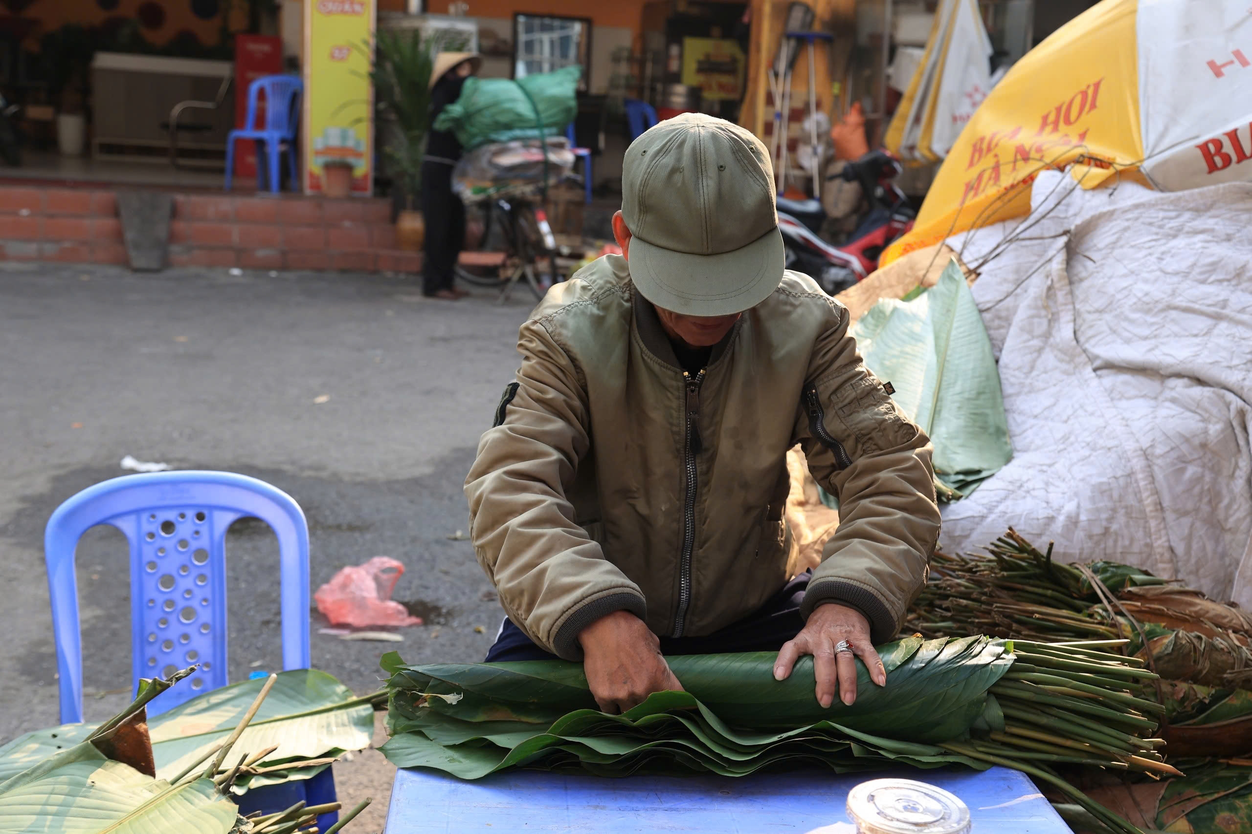 Chợ lá dong lâu đời nhất Thủ đô nhộn nhịp ngày cận Tết