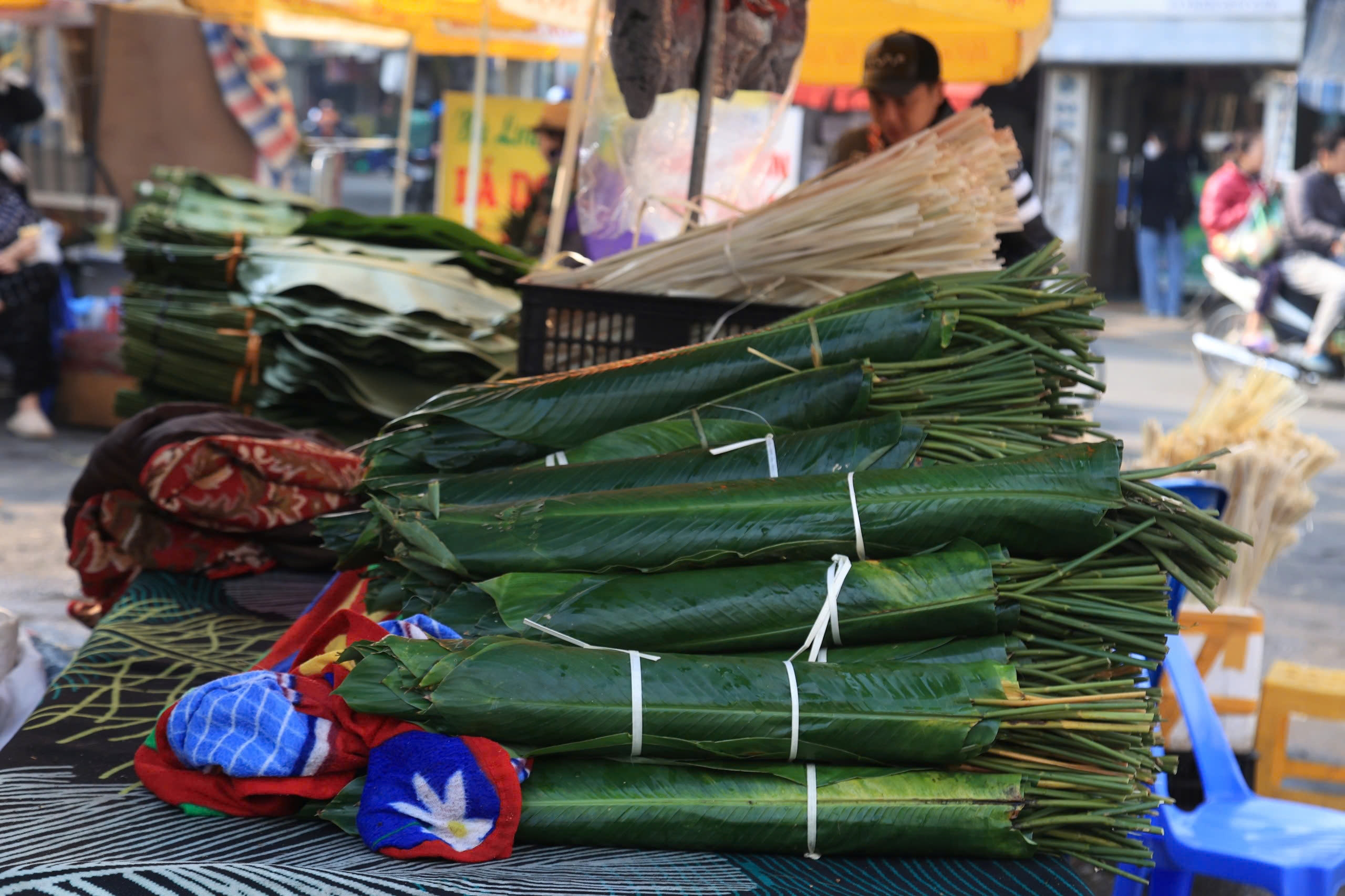 Chợ lá dong lâu đời nhất Thủ đô nhộn nhịp ngày cận Tết