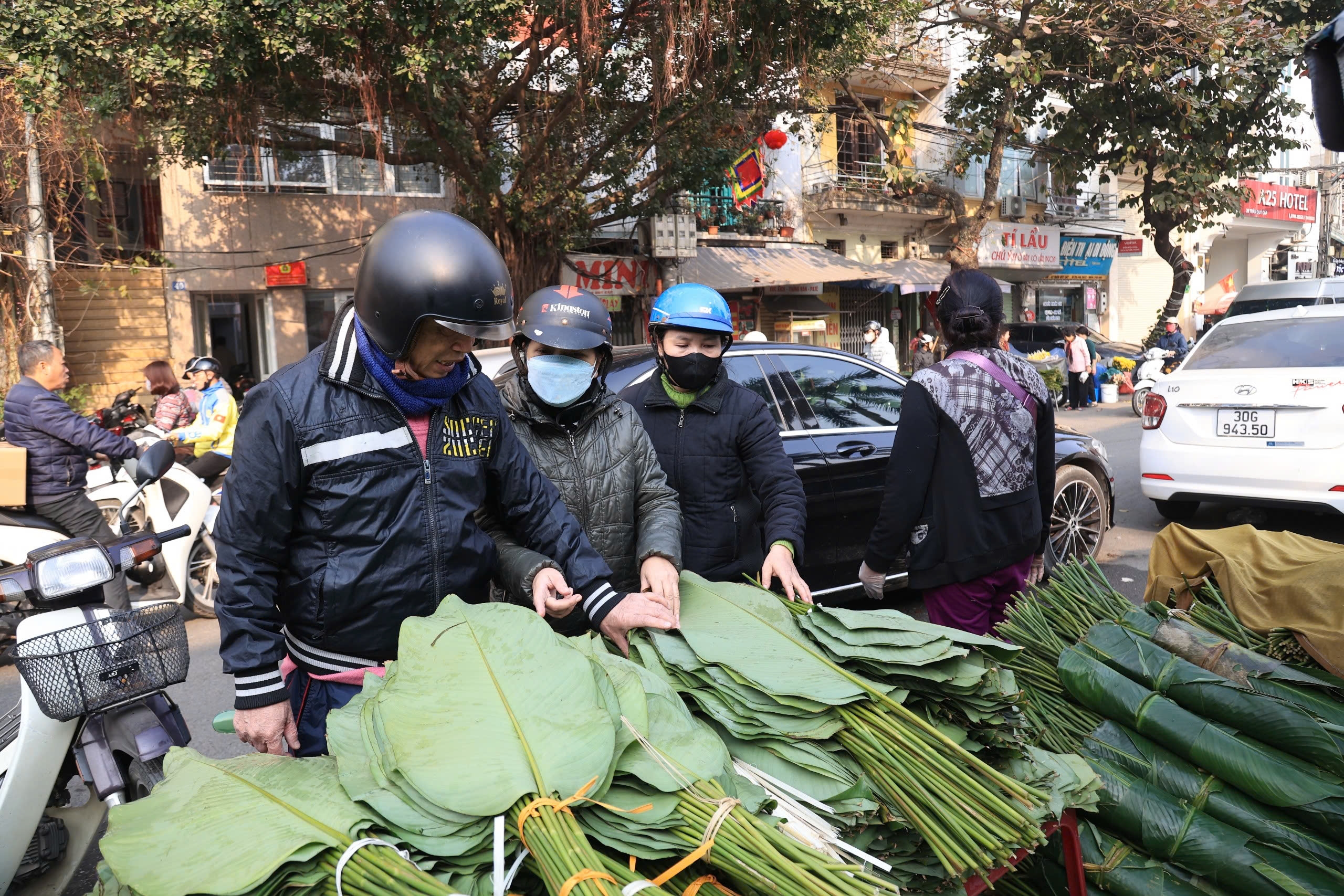 Chợ lá dong lâu đời nhất Thủ đô nhộn nhịp ngày cận Tết