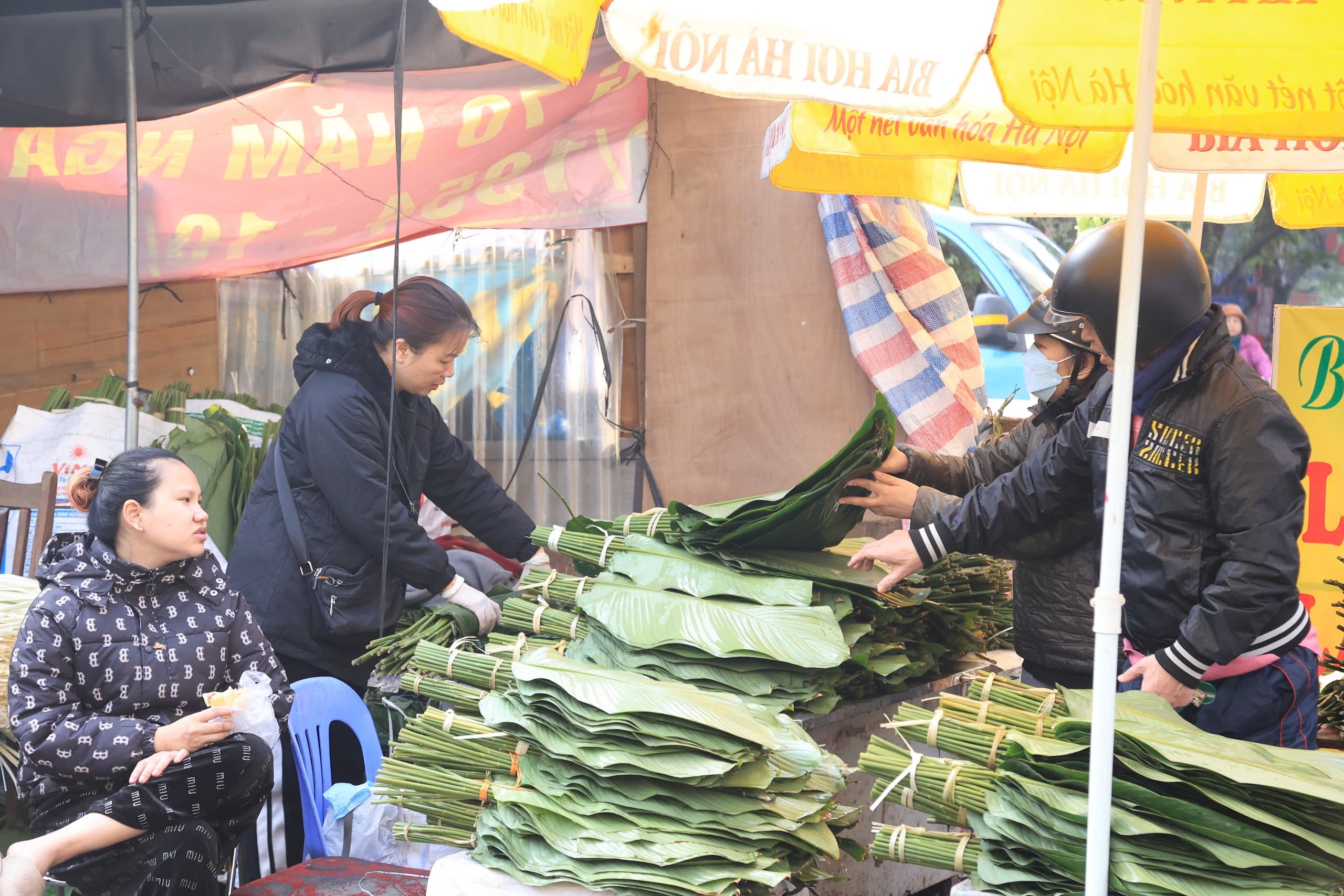 Chợ lá dong lâu đời nhất Thủ đô nhộn nhịp ngày cận Tết