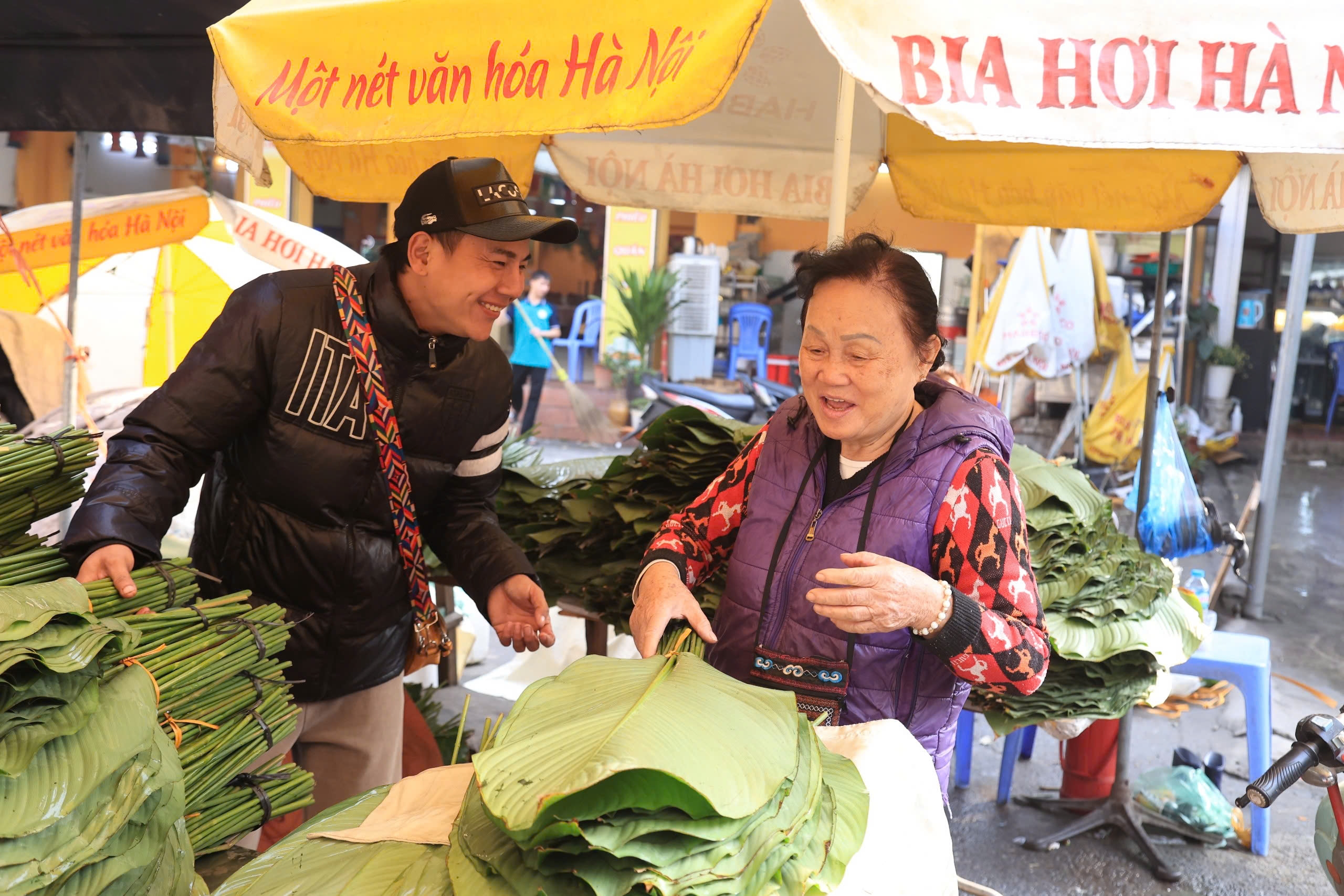 Chợ lá dong lâu đời nhất Thủ đô nhộn nhịp ngày cận Tết