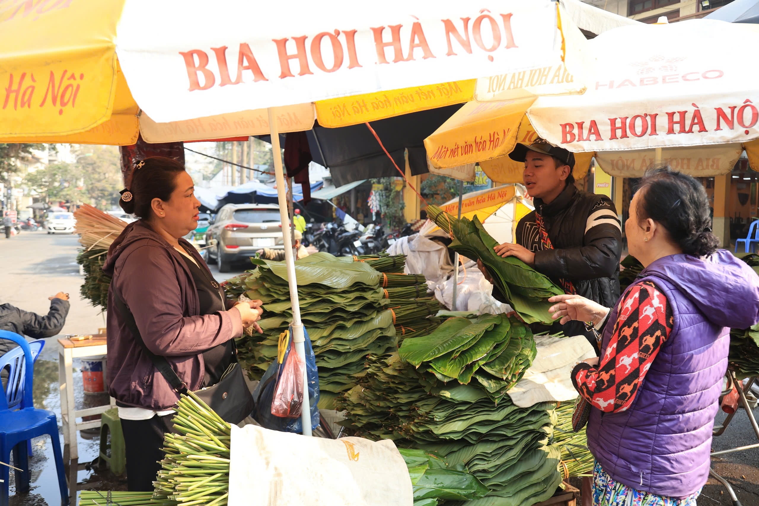 Chợ lá dong lâu đời nhất Thủ đô nhộn nhịp ngày cận Tết