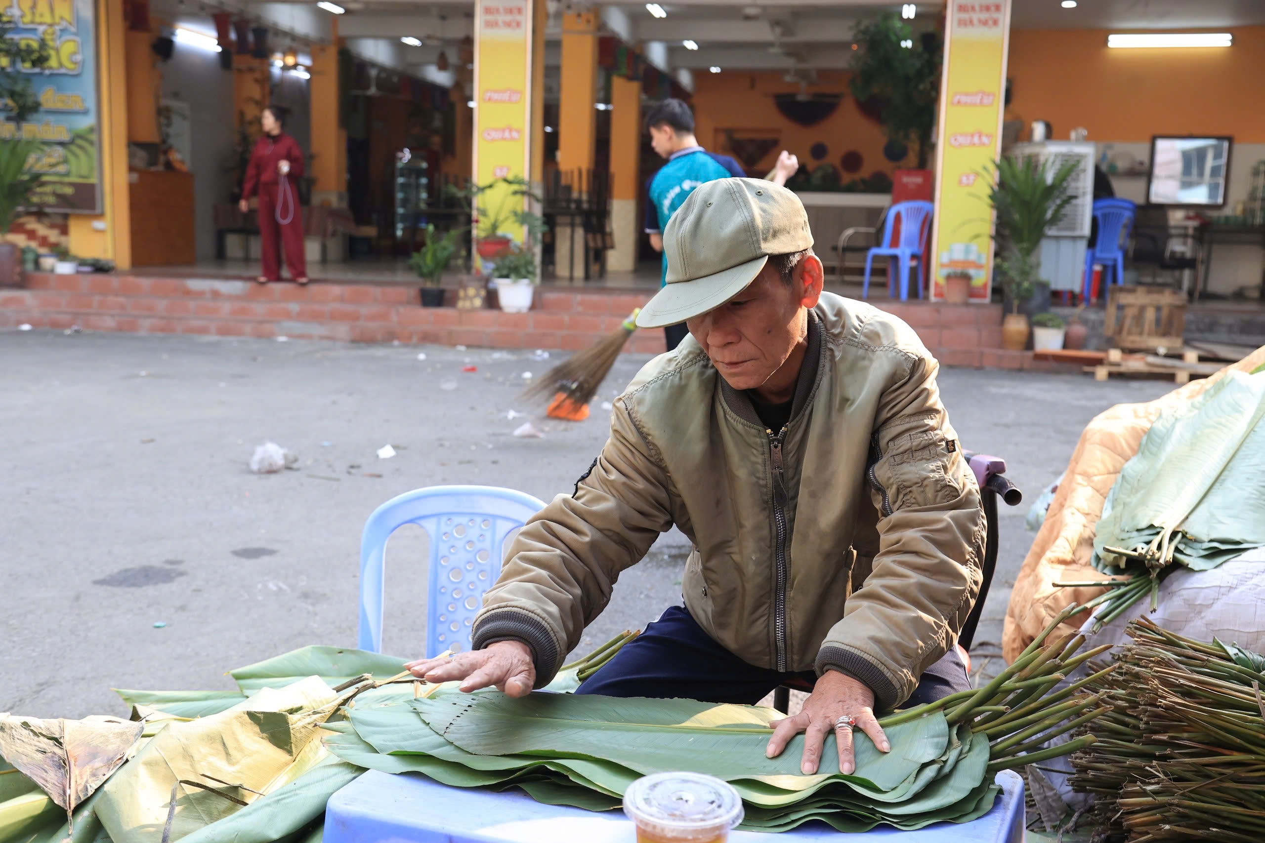 Chợ lá dong lâu đời nhất Thủ đô nhộn nhịp ngày cận Tết